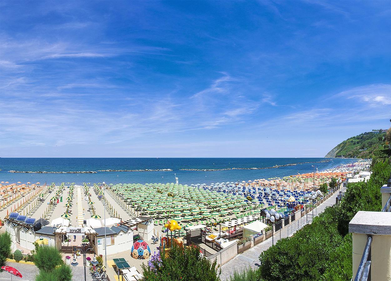 Hotel Losanna Gabicce Mare Exteriör bild